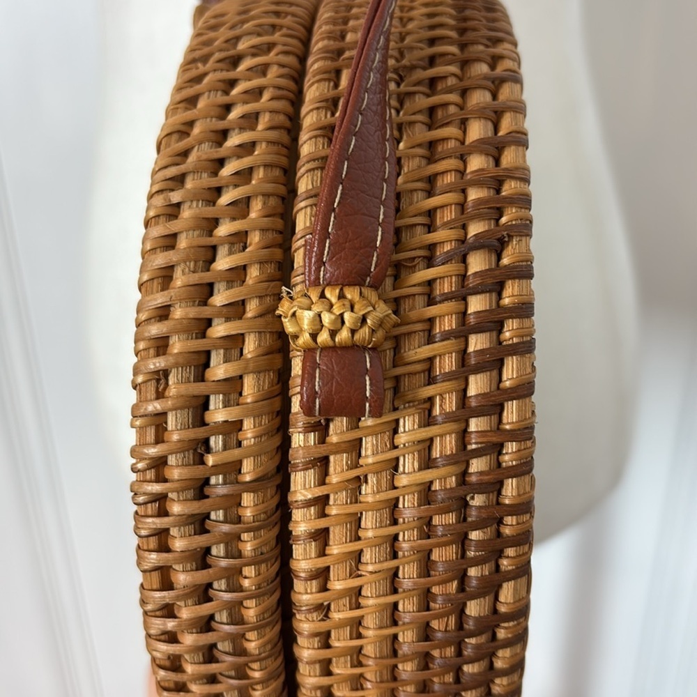 Hand-Woven Circular Rattan Crossbody Purse – Perfect for Summer - Picture 5 of 6